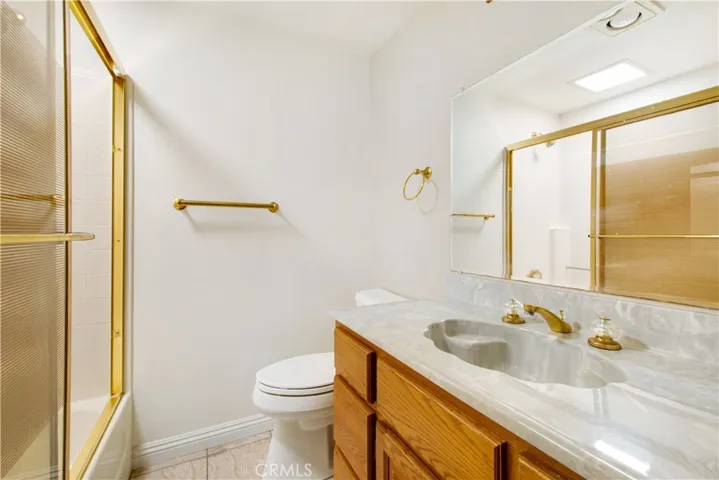 2nd primary full bathroom.
