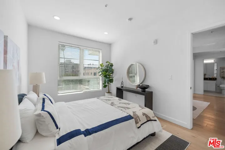 105 S Mariposa Avenue 204, Los Angeles, California 90004