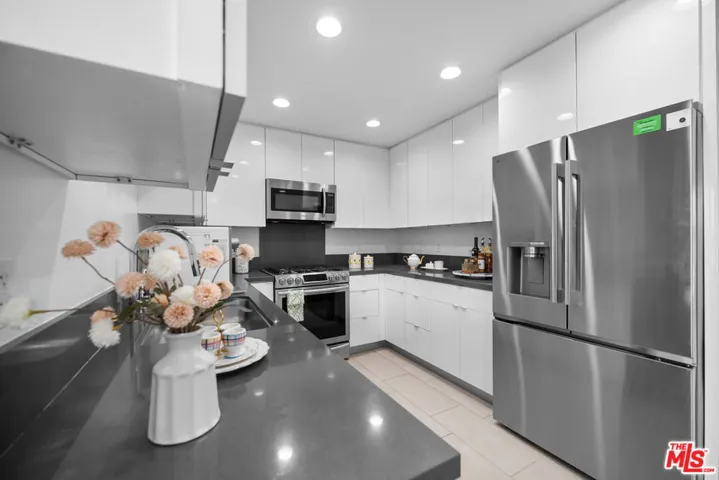105 S Mariposa Avenue 204, Los Angeles, California 90004