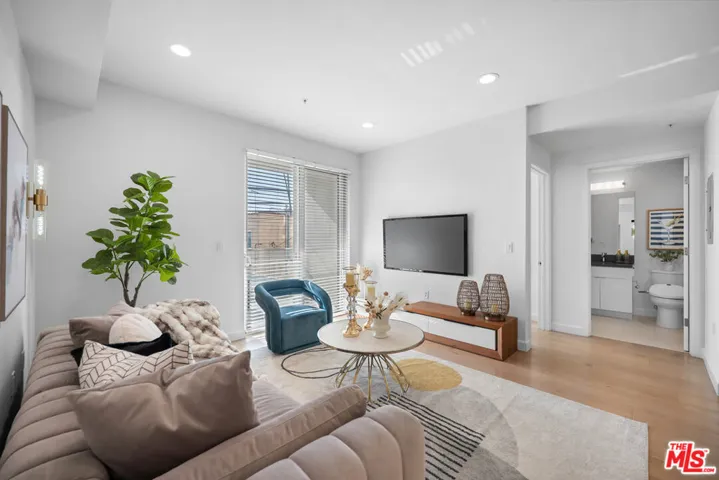 105 S Mariposa Avenue 204, Los Angeles, California 90004