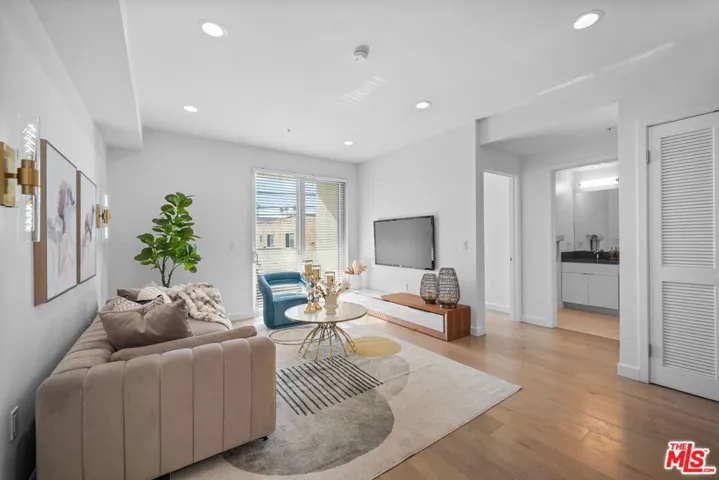 105 S Mariposa Avenue 204, Los Angeles, California 90004