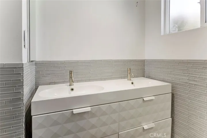 8022 Longridge Avenue, North Hollywood, California 91605