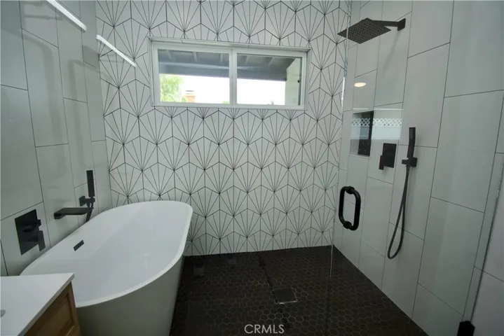 Wet tub enclosure