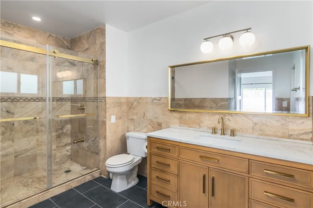Primary en-suite bath