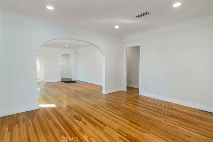 Dining room to living room and entrance to bedrooms/bath