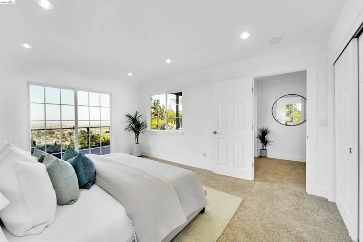 Bright room with expansive sliding glass doors and an additional​​‌​​​​‌​​‌‌​​‌​​​‌‌​​​‌​​‌‌​​‌‌​​‌‌​​​​ window