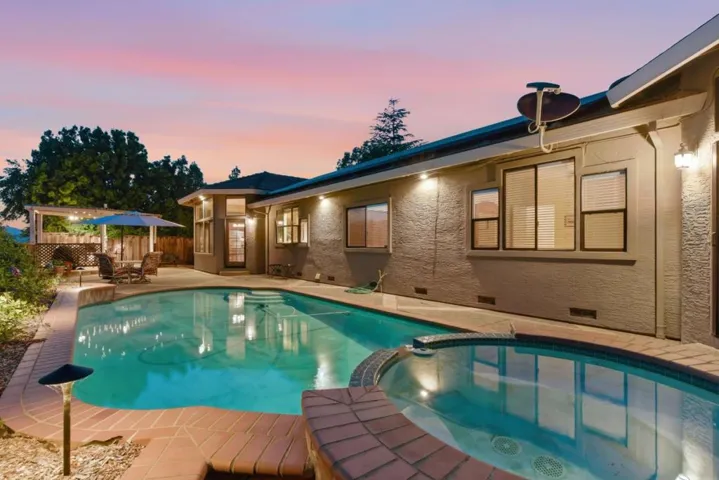 1290 Sonnys Way, Hollister, California 95023