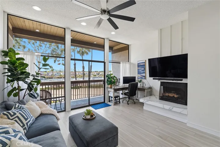 Living roomwith space for an office area