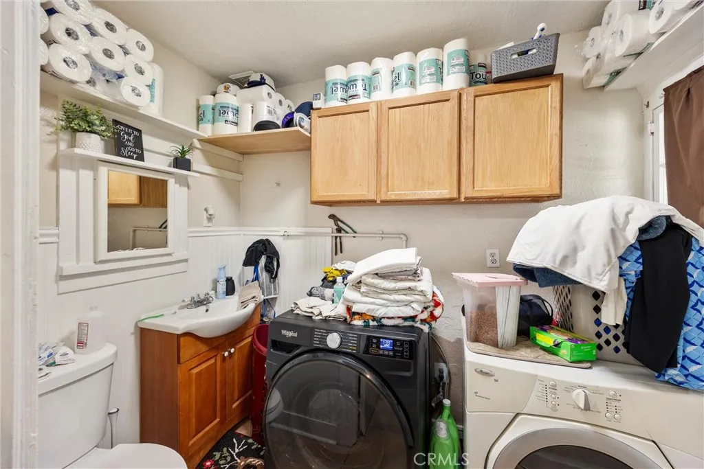 1/2 bath with laundry room