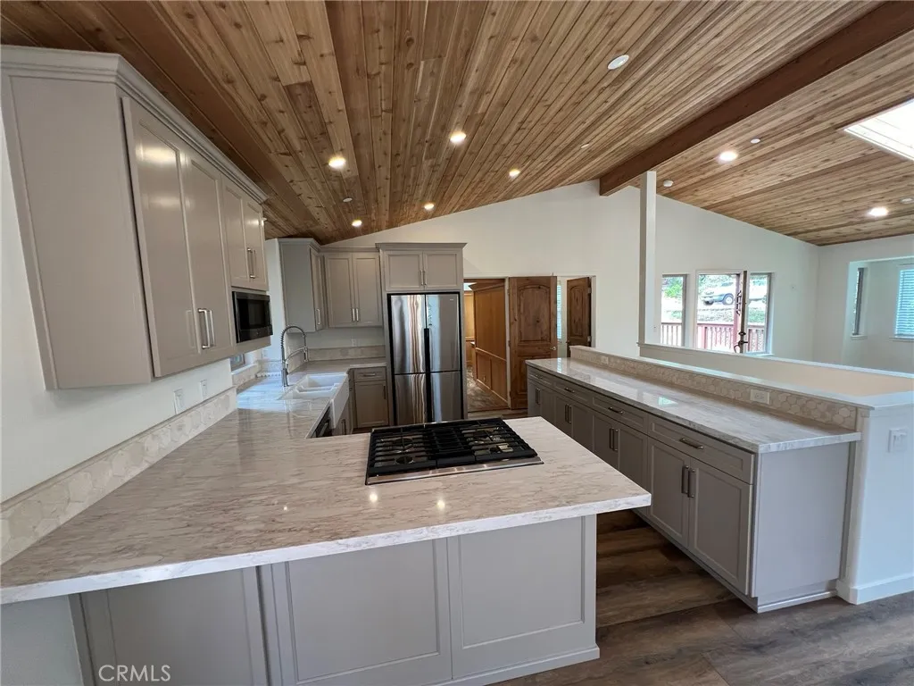 Lovely kitchen, plenty of prep room and storage