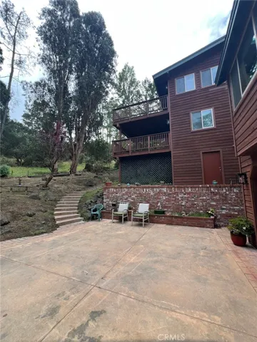 Driveway off of Londonderry leading to entrance of home
