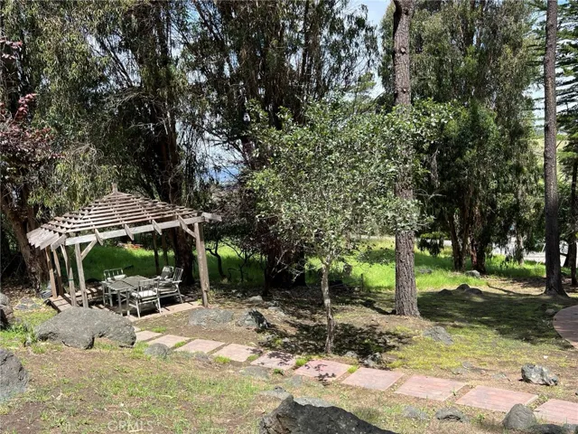 Gazebo with table & chairs down driveway towards Londonderry