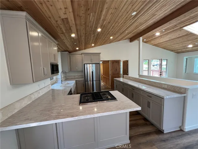 Lovely kitchen, plenty of prep room and storage