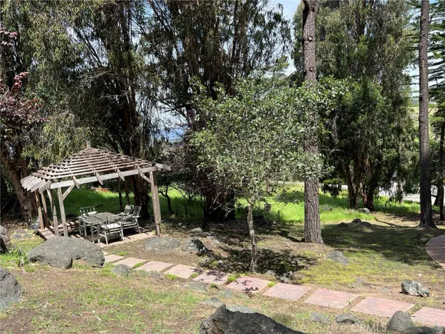 Gazebo with table & chairs down driveway towards Londonderry