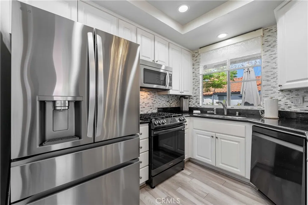 Contemporary Up-dated Kitchen with New Appliances from 2023