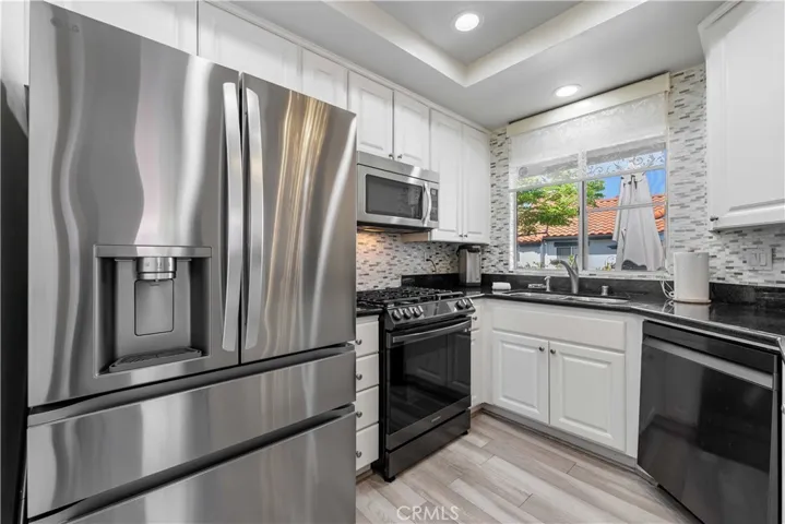 Contemporary Up-dated Kitchen with New Appliances from 2023