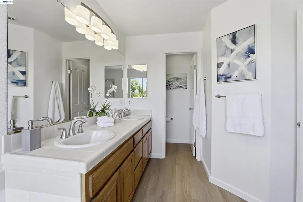 dual sinks in primary bath