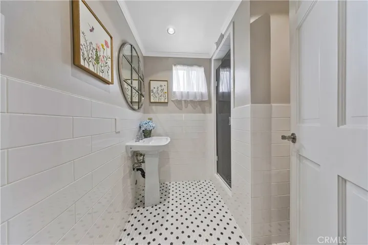 3/4 bath down stairs
