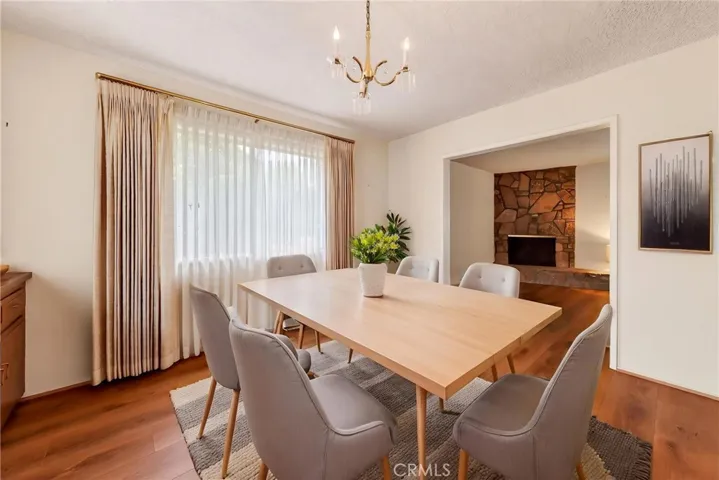 (Virtually staged photos – digitally edited images that add furniture, décor & styling to an empty room)