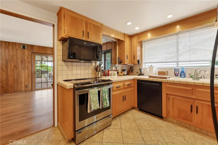 2446 Euclid Crescent E, Upland, California 91784