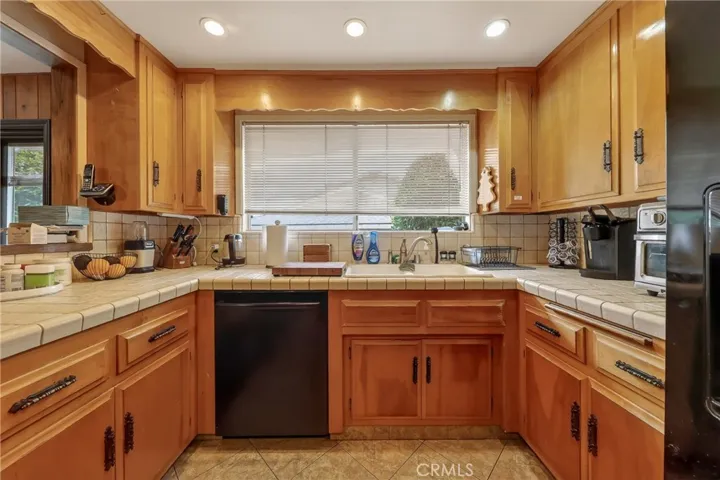 2446 Euclid Crescent E, Upland, California 91784