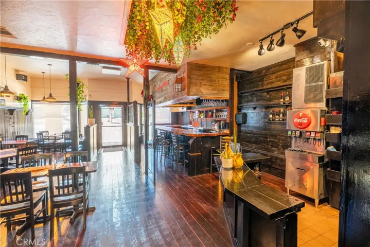 Dining/Bar