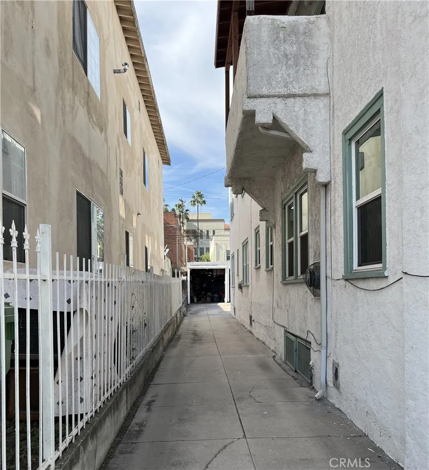 733 DRIVEWAY