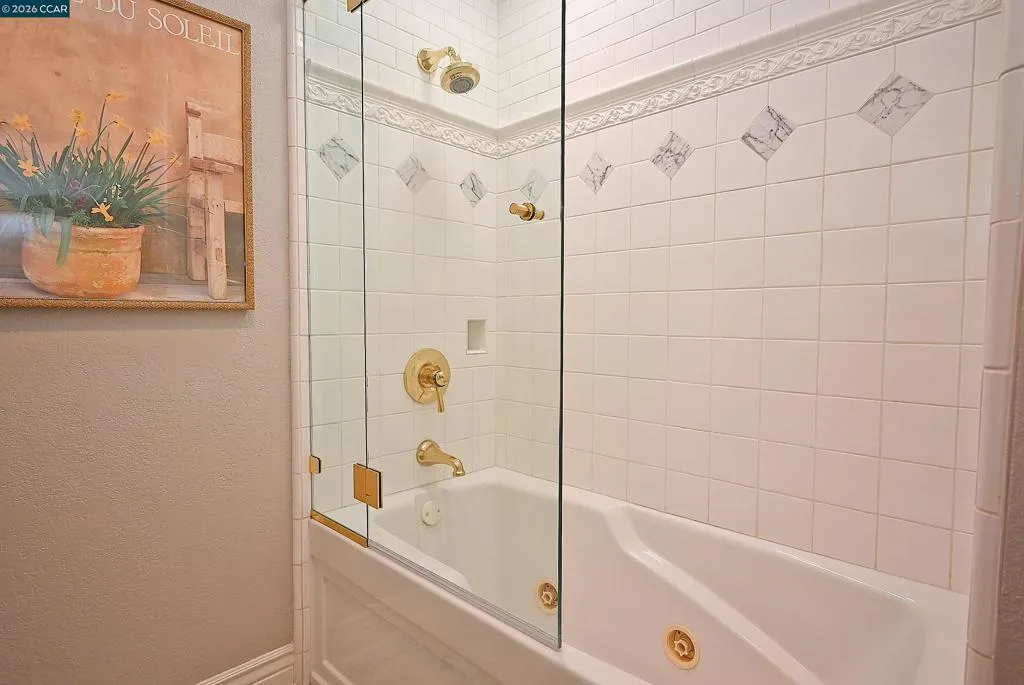 Guest - Toilet - Shower Guest - Toilet - Shower
