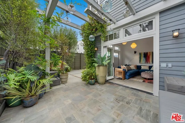 821 Amoroso Place, Venice, California 90291