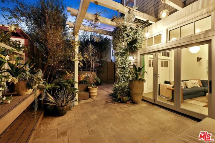 821 Amoroso Place, Venice, California 90291