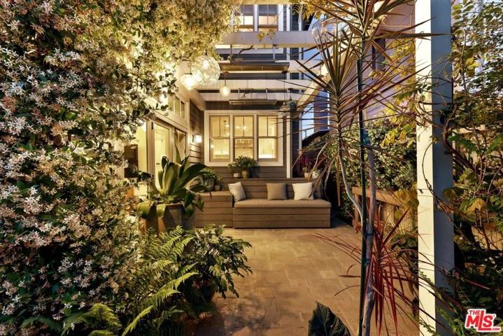 821 Amoroso Place, Venice, California 90291