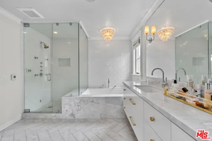 821 Amoroso Place, Venice, California 90291