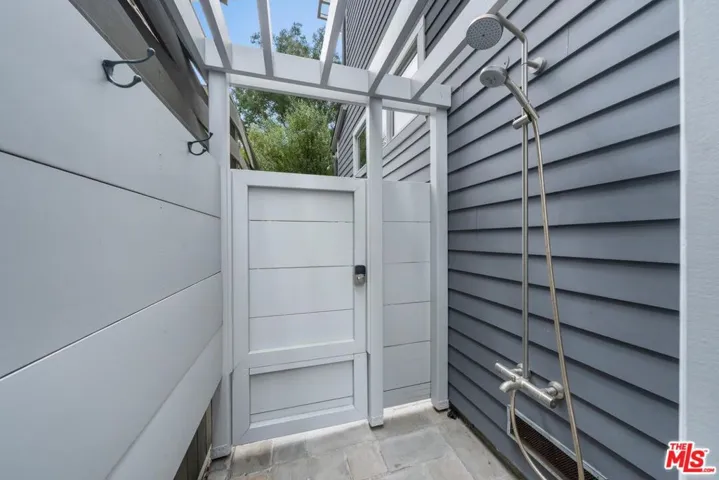 821 Amoroso Place, Venice, California 90291
