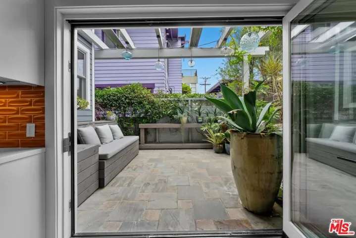 821 Amoroso Place, Venice, California 90291