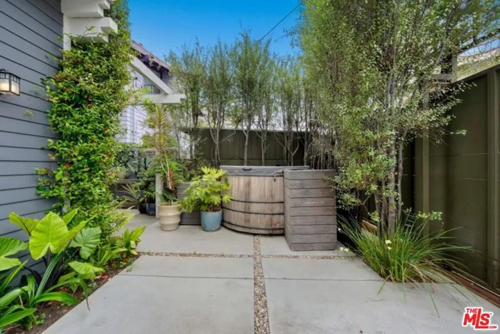 821 Amoroso Place, Venice, California 90291