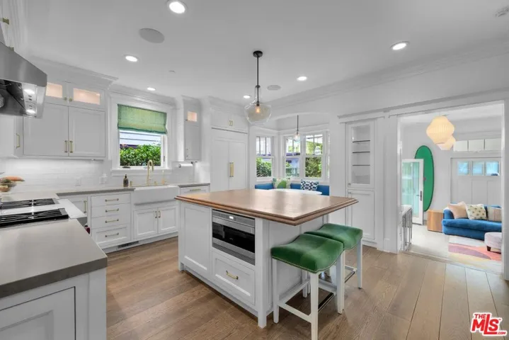 821 Amoroso Place, Venice, California 90291