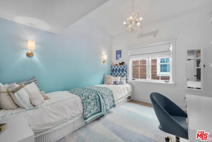 821 Amoroso Place, Venice, California 90291