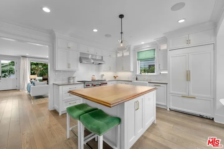 821 Amoroso Place, Venice, California 90291