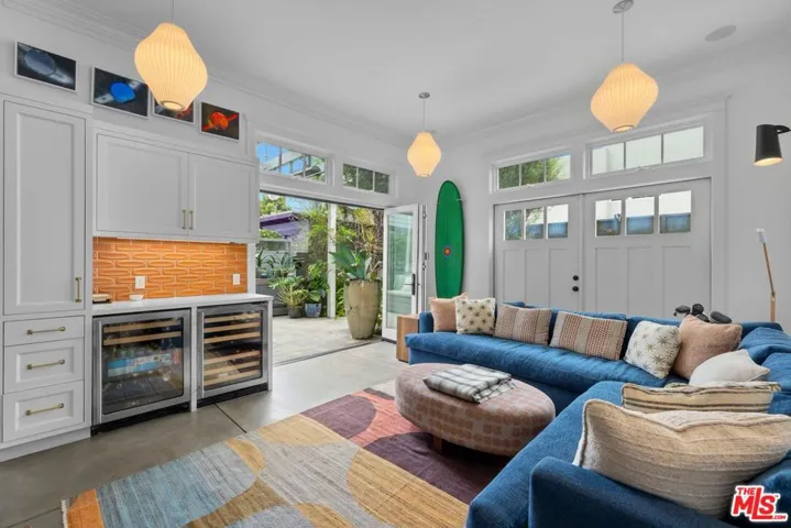 821 Amoroso Place, Venice, California 90291