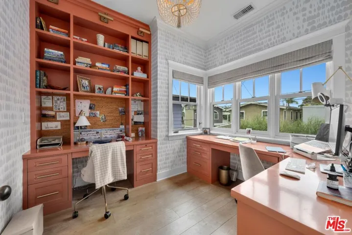 821 Amoroso Place, Venice, California 90291