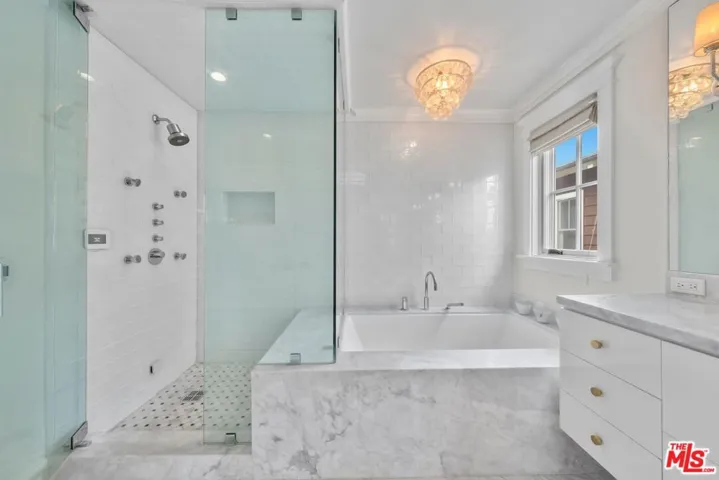 821 Amoroso Place, Venice, California 90291