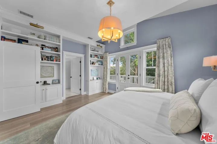 821 Amoroso Place, Venice, California 90291