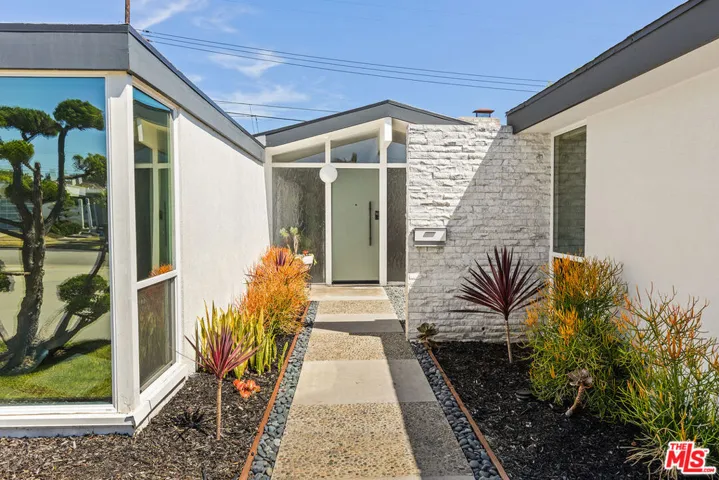 6646 S Bedford Avenue, Los Angeles, California 90056
