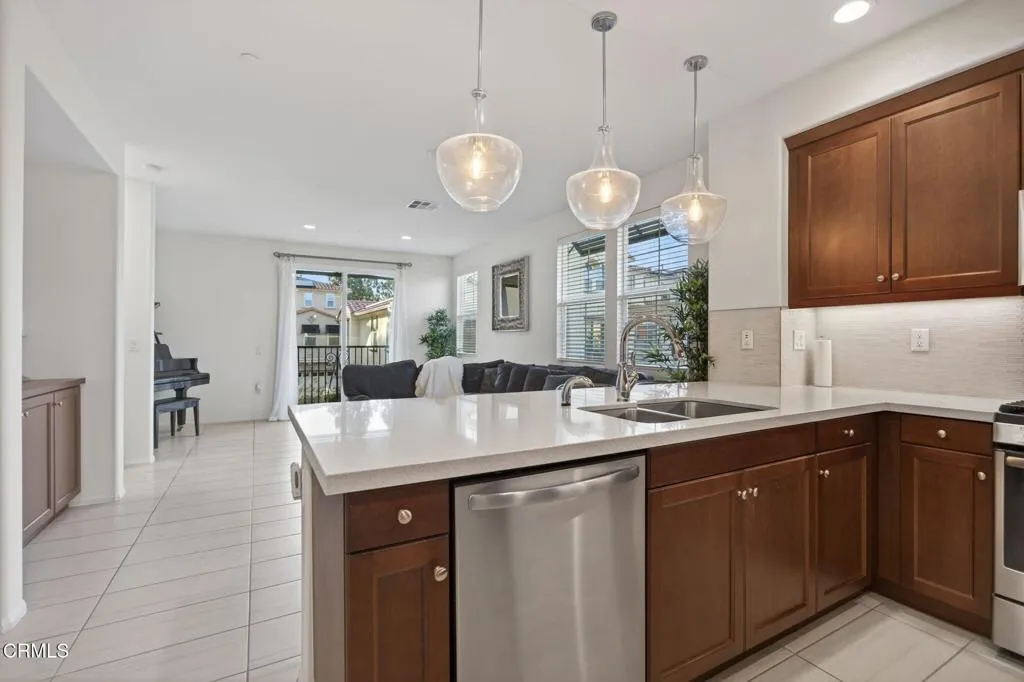 20-web-or-mls-Upmarket Media-5075Manz053