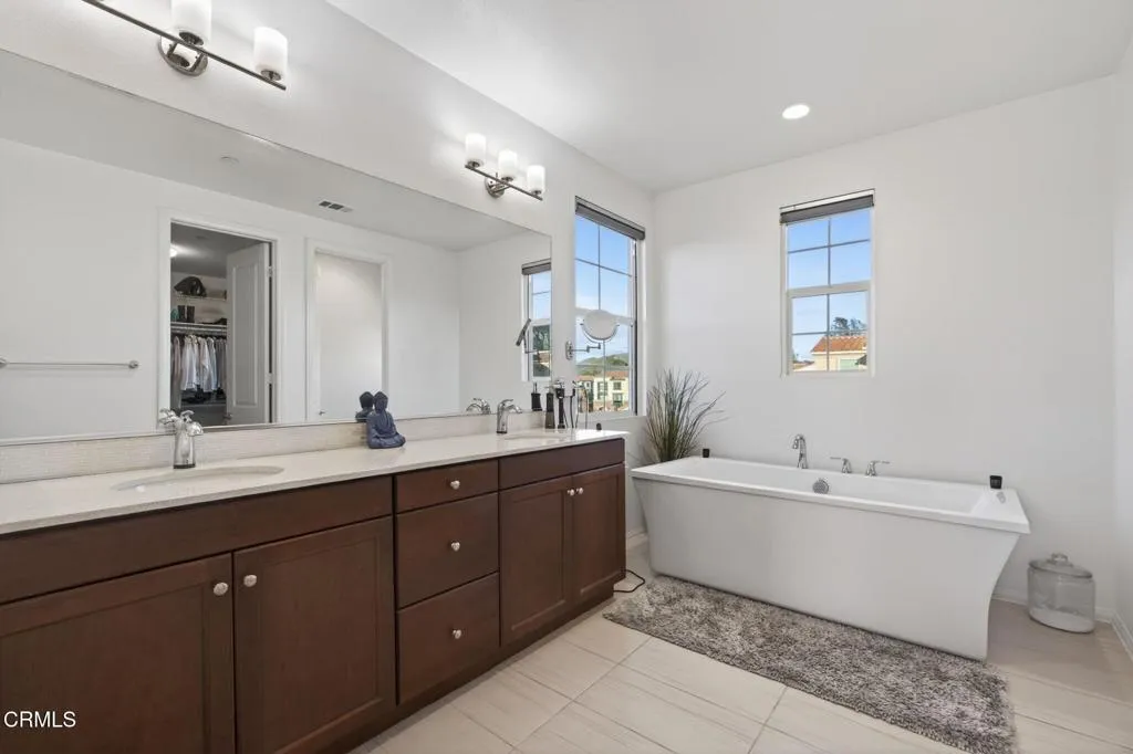 39-web-or-mls-Upmarket Media-5075Manz111