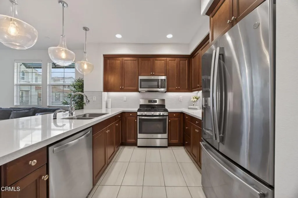 19-web-or-mls-Upmarket Media-5075Manz049