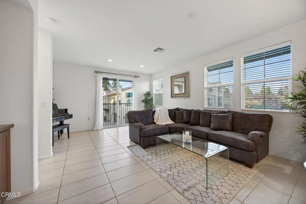 25-web-or-mls-Upmarket Media-5075Manz067