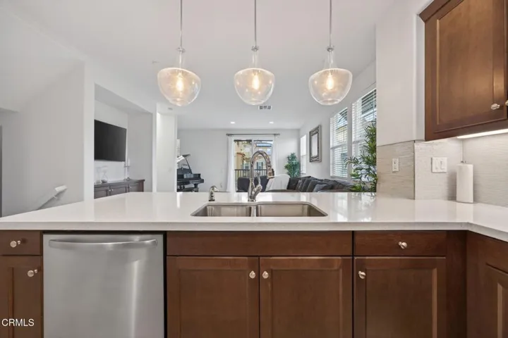 21-web-or-mls-Upmarket Media-5075Manz056