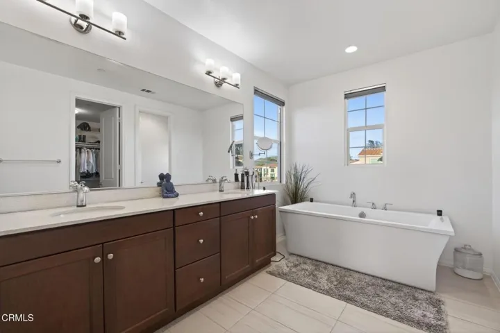 39-web-or-mls-Upmarket Media-5075Manz111