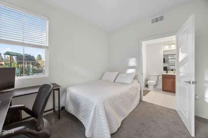 42-web-or-mls-Upmarket Media-5075Manz041
